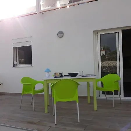 Modern With Private Pool Apartman